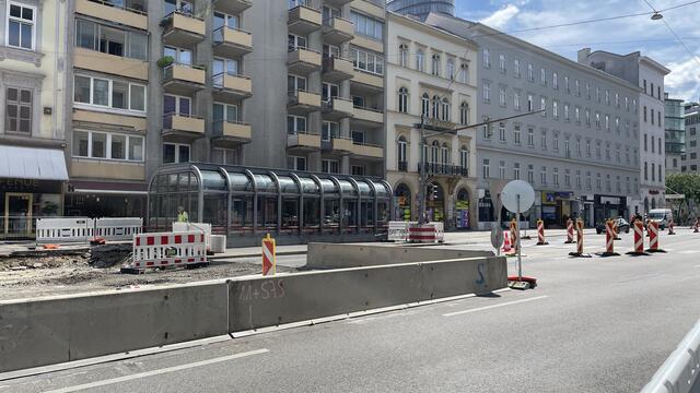 Bis Herbst 2024 sollen die Arbeiten auf der Praterstraße beendet sein. Vorübergehende Änderungen gibt es bis dahin sowohl für Autofahrende, Radelnde als auch Öffifahrende. | Foto: Kathrin Klemm