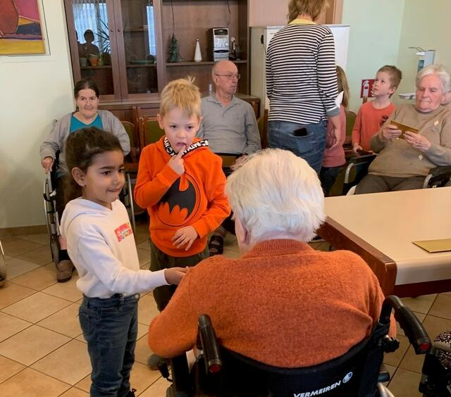 Die Kindergartenkinder haben Zeichnungen, Lieder und Gesten mitgebracht.  | Foto: Kindergarten I Burg Bruck
