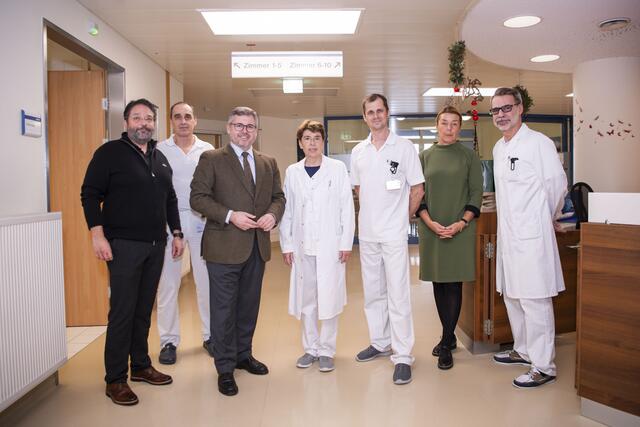 Kaufm. Dir. Dipl. KH-BW Gernot Artmüller, Interim. Pflegedirektor DGKP Herbert
Schörghuber, Landesrat Ludwig Schleritzko, Primaria Univ. Prof. DDr. Susanne AsenbaumNan, MBA, MSc, Stationsleiter DGKP Helmut Günther, Geschäftsführung Mostviertel Mag.
Dr. Gabriele Polanezky, MSc, Ärztl. Direktor Prim. Dr. Gerhard Kriener, MSc | Foto: Matejschek