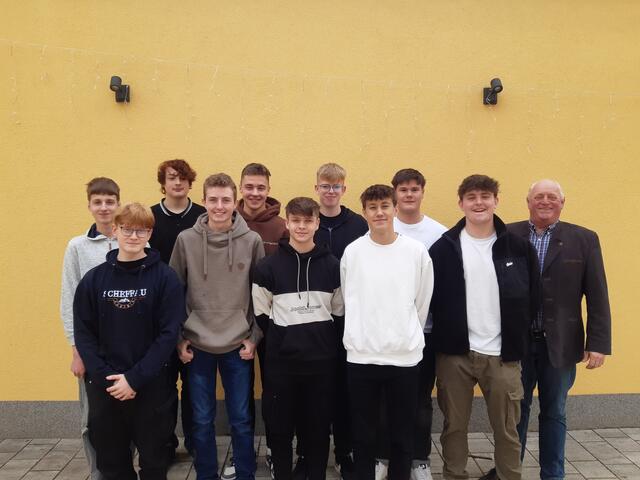 Maier Rene, Allinger Pascal, Allinger Marcel, Strasser Dominik, Zuntermann Michael, Fritz Jakob, Renz Johannes, Fock Noah, Rauscher Manuel, Neunteufl Sebastian, Vbgm. Steindl Reinhard (nicht am Foto: Schnait Robin).

  | Foto: Gemeinde Lichtenau