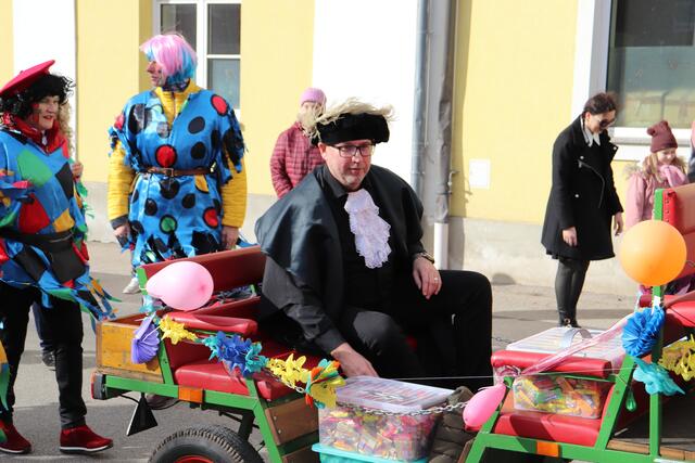 Auch der Ennser Bürgermeister Christian Deleja-Hotko war 2023 mitten im Faschingsgeschehen. | Foto: Herbert Stocker