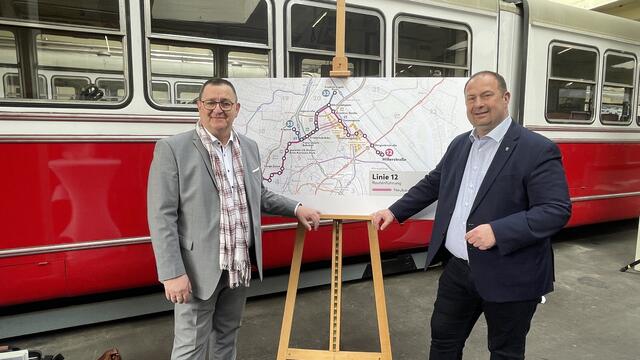 2023 wurden die Pläne für die neue Linie 12 präsentiert – hier Brigittenauer Ex-Bezirksvorsteher Hannes Derfler und Leopoldstadtädter Bezirksvorsteher Alexander Nikolai (v.l.). 2024 starten die Bauarbeiten. | Foto: Kathrin Klemm