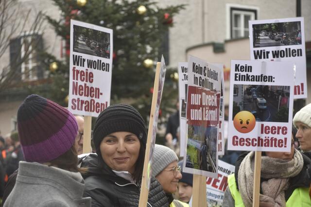 Protest in Golling mit Straßenblockade. | Foto: Thomas Fuchs