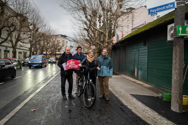 Radweh bei der Franz-Josef-Straße wurde erweitert. Im Bild: Amtsleiter Michael Handl, Peter Weiss Baudirektion, Baustadträtin Anna Schiester, Radwegbeauftragter Markus Huber | Foto: Stadt Salzburg/Rocio Escabosa