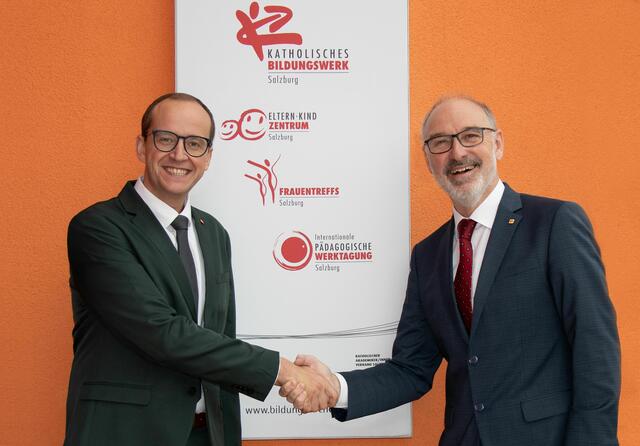 Der designierte Bildungsdirektor Andreas G. Weiß (links) mit dem aktuellen Direktor Andreas Gutenthaler. | Foto: Katholisches Bildungswerk Salzburg