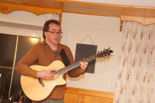 Bernhard Kitzmüller (guitar, Gesang)  | Foto: Helmut Eder