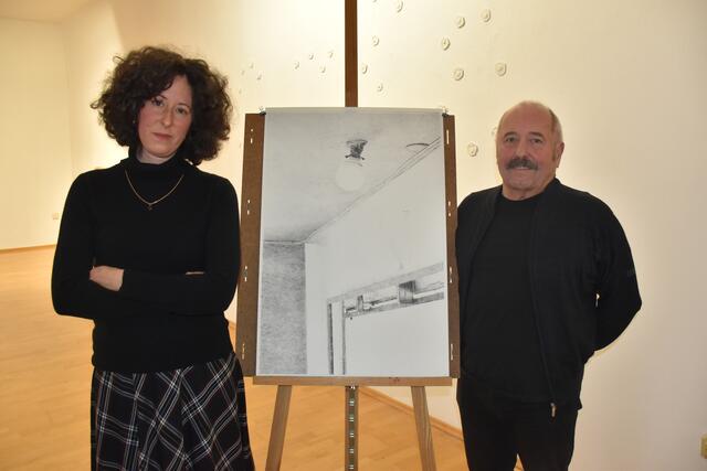 Ola Eibl, Betreuerin derZeichenschule im Alten Kino Leibnitz, mit Kurator Klaus Dieter Hartl. | Foto: Waltraud Fischer