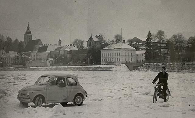 Viele Greiner kennen das Bild, weil es in der Praxis von Gemeindearzt Thomas Huemer angebracht ist. Es stammt vom Extrem-Winter 1962/1963. Ein Puch 500 und ein Moped wagten sich aufs Eis. | Foto: August Wiesinger