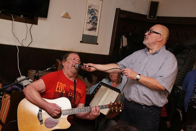 Graf Herby Lhotzky: E-guitar und Gesang (l)  | Foto: Helmut Eder