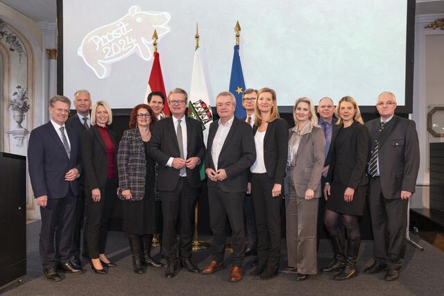 Die anwesenden Bezirkshauptleute und Landesamtsdirektorin Brigitte Scherz-Schaar gemeinsam mit Landeshauptmann Christopher Drexler und Landeshauptmann-Stellvertreter Anton Lang. | Foto: Land Steiermark/Binder