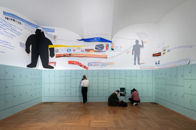 Mit seiner Installation hat sich der Künstler Solakov in einer unscheinbaren Ecke in der Garderobe des Oberen Belvedere entfaltet. | Foto: Johannes Stoll/Belvedere Wien