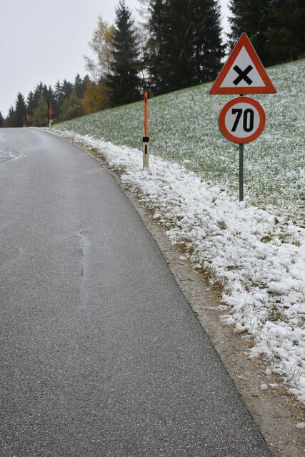  Leopold Enengl engagiert sich für eine sichere Kreuzung (St. Georgen/Walde - Pabneukirchen). Diese 70 km/h Beschränkung soll auch auf den Kreuzungsbereich ausgedehnt werden. | Foto: Robert Zinterhof