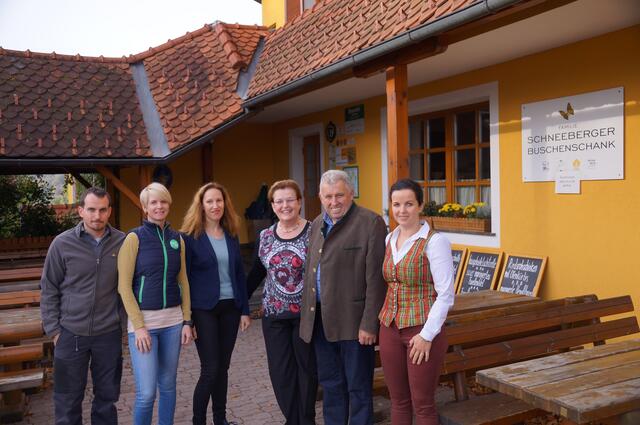 Während der intensiven Herbstarbeit wurde Familie Schneeberger im Vorjahr vom „Preis der Region“ überrascht (v.l.): Hansi, Sarina, Martina, Heidi, Johann und Margret.