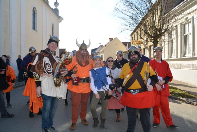 Der Walbersdorfer Faschingsumzug war im vergangenen Jahr sehr gut besucht. | Foto: Jennifer Flechl