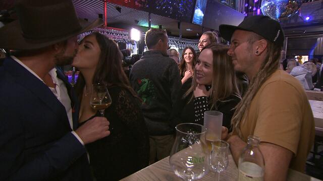 Da schau her: Sarahs Bewerber Michael busselt Lukas' Kandidatin Sophie. Bei Bauer sucht Frau geht's am 10. Jänner zur Sache! | Foto: ATV