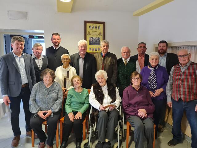 stehend: Bürgermeister Herbert Winter, Anton Hofegger sen., Pater Altmann Wand, Hildegard Kessler, Ernst Seidl, Josef Hackl, Herman Riedl, GGR Alfred Hollaus, Erna Leb, GGR Anton Hofegger jun., Bruno Härtensteiner

sitzend: Wilhelmina Leenstra-Kriek, Margaretha Plasch, Hedwig Pilger, Ida Müller | Foto: Gemeinde Frankenfels