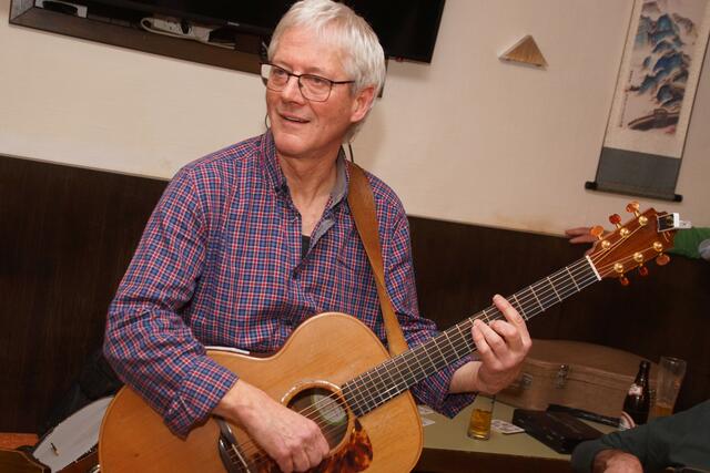 Robert Höfler (guitar und Gesang) | Foto: Helmut Eder