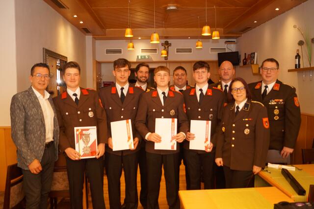Bgm. Wolfgang Ruzicka, Kimi Reichert, Florian Firtinger, Tobias Zettauer, Andreas Schmid und Kathrin Putz mit Christian Bauer, Harald Loibl jun., Michael Polleroß und Friedrich Putz jun. | Foto: Freiwillige Feuerwehr Schottwien
