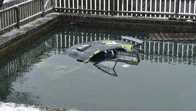 Johannes Keferböcks Skoda landete in Obermarreith in einem Löschteich der Feuerwehr. | Foto: BRS/Thomas Siegl