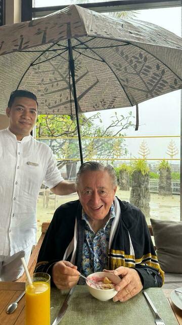 Richard Lugner zeigte sich trotz des Regens glücklich im Urlaub. | Foto: Lugner