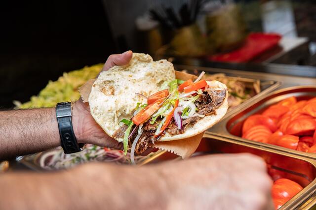 Auf Soßen wird bei "Steak Döner" verzichtet – für den Geschmack des Rinderfleisches sorgt die Marinade und der Holzkohlegrill.  | Foto: Robin Consult/Fellner
