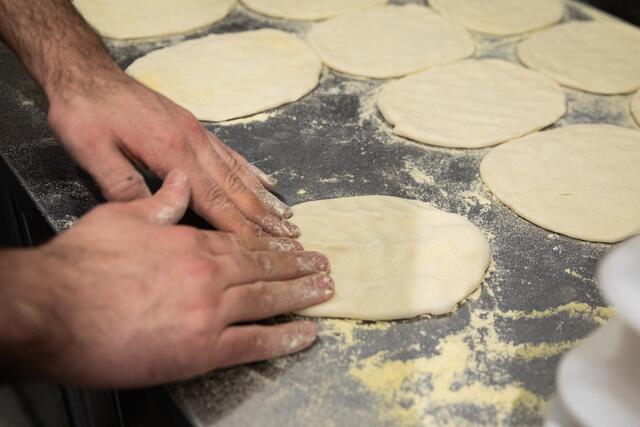 Das dünne Fladenbrot wird mehrmals täglich hergestellt und frisch für Kebap, Döner und Co. gebacken. | Foto: Robin Consult/Fellner
