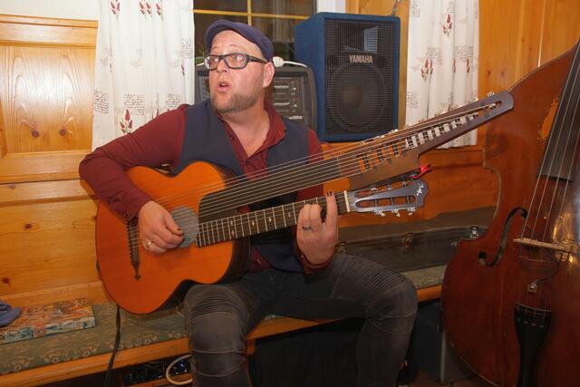 Günter Böcksteiner (guitar, und Gesang) | Foto: Helmut Eder