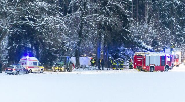 Zahlreiche Einsatzkräfte an der Unfallstelle. | Foto: Manfred Fesl