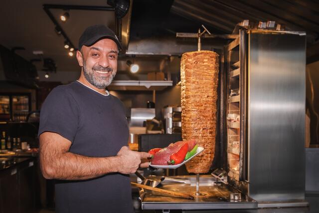 Ufuk Sezer hat mir "Steak Döner" in der Taborstraße einen Imbiss der besonderen Art eröffnet. | Foto: Robin Consult/Fellner