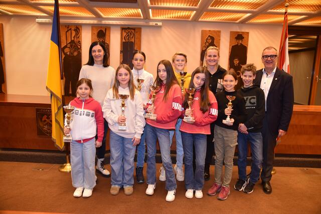 Isabel Kurz, Valentina Gava, Sofia Dan, Sukie Franschitz, Nico Bierbaumer, Sadie Franschitz, Melissa Muschl, Timo Hochegger sowie Monika Moser, Sabine Rosenberger und Bgm. Rupert Dworak.
 | Foto: MS Ternitz