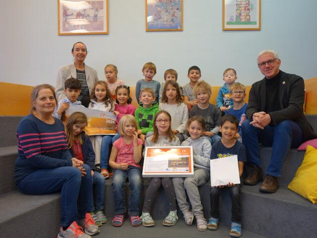 Direktor Weiß überreichte als Dankeschön die Urkunden an die Schüler der VS Mondweg-Klasse 1b. | Foto: VS Mondweg