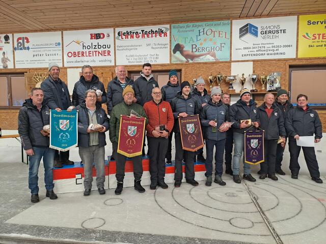 Alle Fahnen Preis Gewinner gemeinsam; 2. EC Rummlerhof II, 1. ESV Erpfendorf II, 3. EC Rummlerhof I, 4. ESV Erpfendorf I, mit dem Vizeobmann Hans Haufenmair! | Foto: Bilder Brigitte Müller