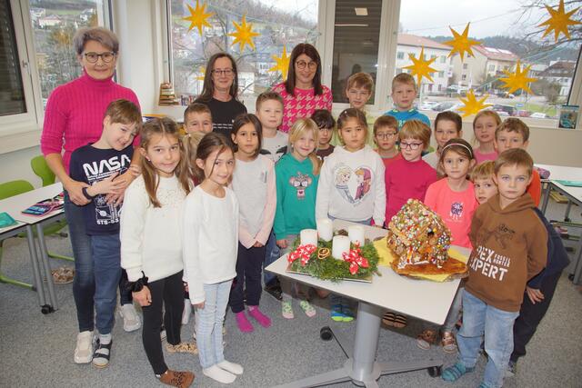 Die Schüler der 2.c Klasse der Volksschule Rohrbach-Berg spendeten selbstgebasteltes Lebkuchenhaus für eine Sozialaktion.  | Foto: Helmut Eder