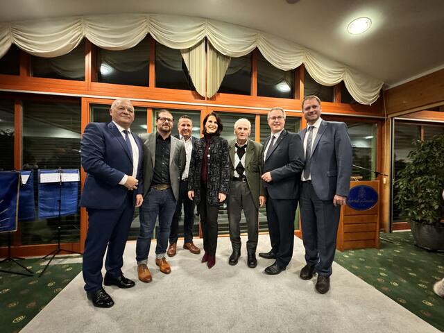 Neujahrsempfang der Volkspartei Bezirk Neusiedl am See. Im Bild Bundesministerin Karoline Edtstadler und Landesparteiobmann Christian Sagartz, Klubobmann Markus Ulram, LAbg. Gerald Handig und mit Gästen aus Neudorf | Foto: Andrea Glatzer