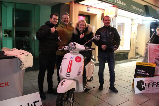 LG-Obmann Gabriel Winkler (li.) mit LG-Kassier Wolfgang Nicolussi, Hauptpreis Gewinnerin Julia
Wechner und Thomas Sailer (re.) von Moto City West. | Foto: Tanja Thurner