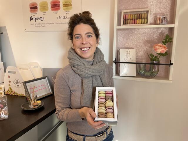 Michaela Radax ist die Makronen-Expertin im Bezirk.  Bei Sillermakronen gibt es die feinen Leckereien zu kaufen. | Foto: Lisa Kammann