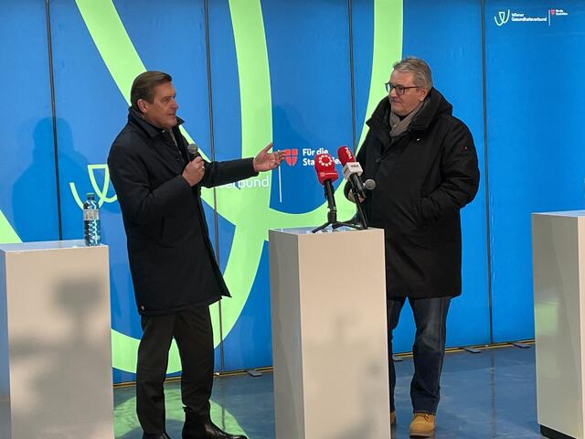 Die Stadträte Peter Hanke (l.) und Peter Hacker (beide SPÖ) sprechen beide von einem hohen Maß an Effizienz, welche dank des neuen Lagers erreicht wurde. | Foto: Johannes Reiterits