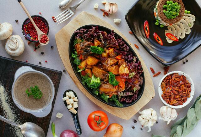 Wer bei vegan an Verzicht und Salat denkt, sollte sich den "Veganuary" nicht entgehen lassen und sich im Jänner in die pflanzliche Welt der Ernährung wagen. | Foto: Victoria Shes/Unsplash