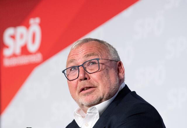 Die lukrative Beratungstätigkeit des ehemaligen Kanzlers Alfred Gusenbauer für die insolvente Signa-Gruppe des Tiroler Investors René Benko sorgen in der SPÖ weiterhin für Wirbel.  | Foto:  ROLAND SCHLAGER / APA / picturedesk.com