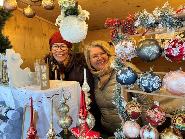 Maria Dolin und Janelle Groos sind mit dem Markterfolg sehr zufrieden und werden daher auch beim kommenden Haller Adventmarkt 2024 mit ihren handbemalten Christbaumkugeln wieder dabei sein.

  | Foto: Stadtmarketing Hall in Tirol