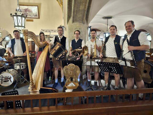 Die Stammtischmusi aus dem Mölltal durfte im Hofbräuhaus in München auftreten.  | Foto: Privat