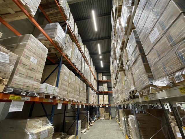 Das Logistikzentrum umfasst gut 7.000 Quadratmeter. Hier werden Masken, Spritzen und mehr aufbewahrt. | Foto: Johannes Reiterits