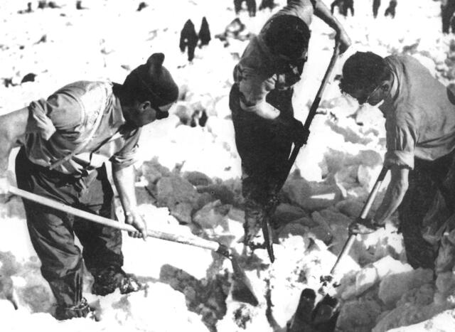 Laut Berichten schaufelten die Bergungsleute 14 Tage lang, um die Leichen aus den Trümmern und Schneemassen zu befreien. | Foto: ZVG/Kendlbacher