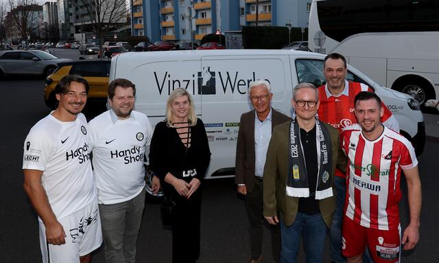 Sturm-Legende Ivica Vastic , Oliver Wieser (Lions Club Graz und GF VOGL+Co), Sigrid Wimmer und Friedrich Möstl (Vorstand Vinzenzgemeinschaft Eggenberg), Ronald Henzinger (Präsident Lions Club Graz), Andreas Cretnik (Lions Club Graz) und Zlatko Junuzovic (GAK-Legende).

  | Foto: GEPA