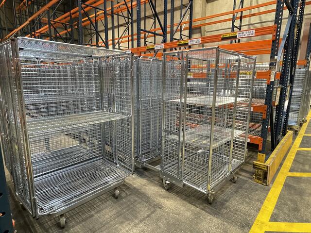 Die Ware wird von den Paletten in gewünschter Menge auf kleinere Rollcontainer aufgeteilt und für den Weitertransport fertig gemacht. | Foto: Johannes Reiterits