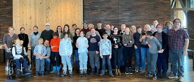 Die Sonderschule Fügen war zu Besuch bei der Fa. Binderholz. Das Sozialprojekt war ein großer Erfolg.  | Foto: privat