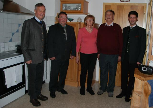 Foto: Obmann Seniorenbund Alfred Pfeifenberger, Vzbgm. Markus Baier, Jubelpaar Waltraud und Josef Gfrerer, Bgm. Thomas Kößler