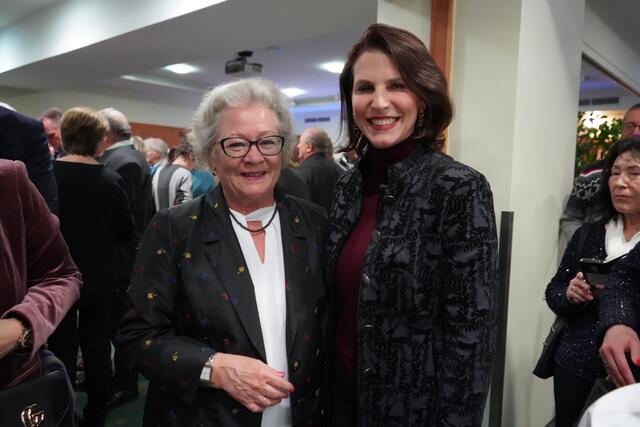 Im Gespräch die Neusiedler Vizebürgermeisterin Ingeborg Berger und Bundesministerin Karoline Edtstadler | Foto: Andrea Glatzer
