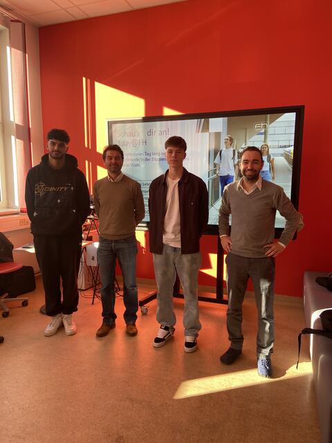 v.l.: Enes Erdogan, Dr. Peter Hutterer, Yannick Wagner, FH-Prof. Dr. Christopher Korntner-Kanitz bei der Präsentation. | Foto: HAK Waidhofen/Y.