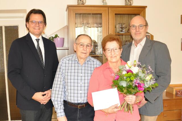 v.l.n.r. Bürgermeister Bernhard Heinl, Kurt und Elfriede Täubele, GR Michael Vogler | Foto: Marktgemeinde Michelhausen